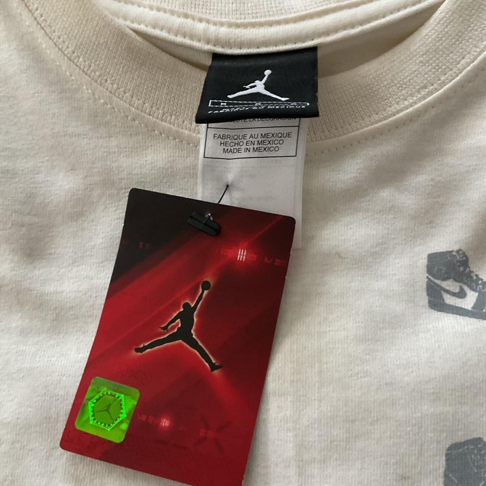 JORDAN RARE TEE CELEBRATING HISTORY FROM 1985-2008. Cream/Red Iconic